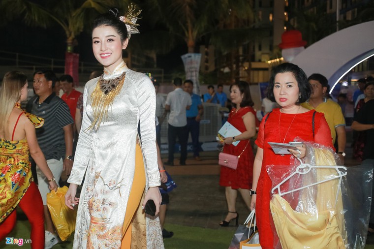 Me Huyen My xach do, ho tong con gai tren tham do Hoa hau Viet Nam hinh anh 2