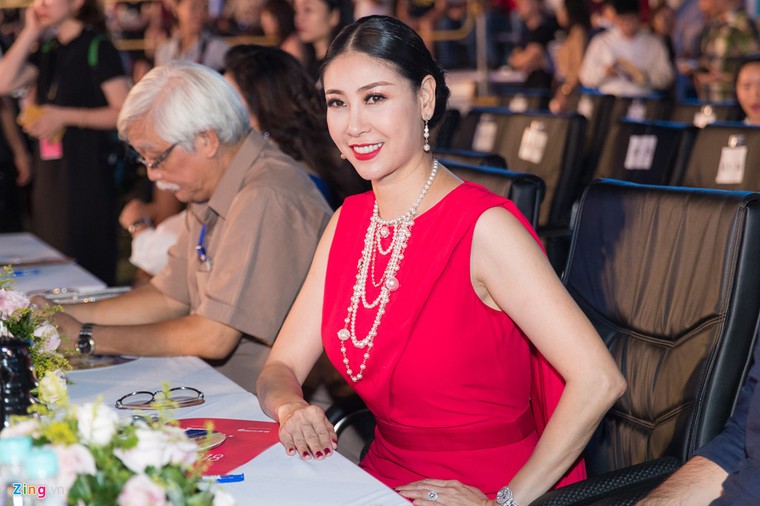 Me Huyen My xach do, ho tong con gai tren tham do Hoa hau Viet Nam hinh anh 5