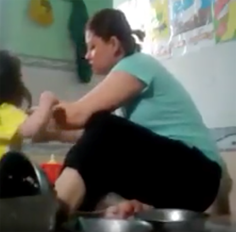 An Giang: Bắt giam bảo mẫu hành hung trẻ em ảnh 1