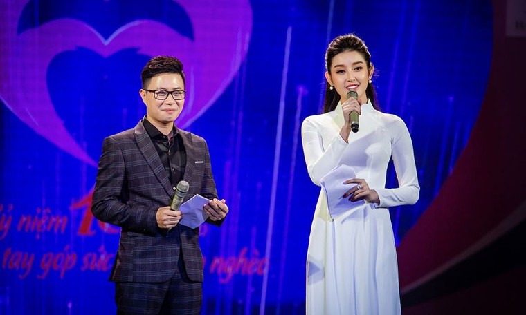 Á hậu Huyền My mặc áo dài trắng, 'kết đôi' cùng MC Lê Anh - ảnh 7