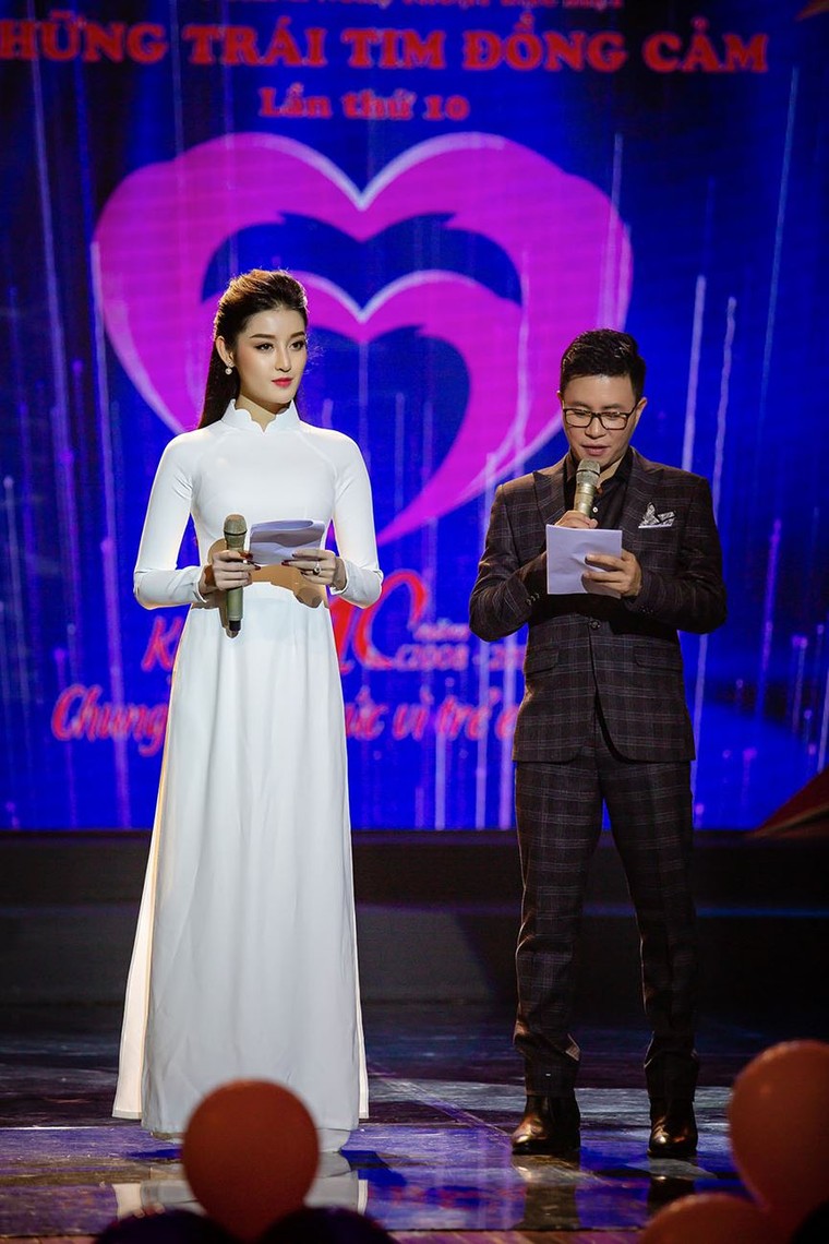 Á hậu Huyền My mặc áo dài trắng, 'kết đôi' cùng MC Lê Anh - ảnh 8