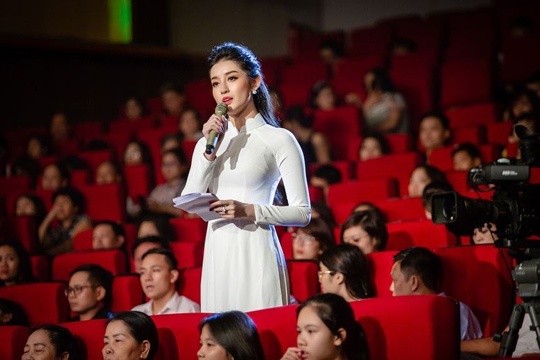 Á hậu Huyền My mặc áo dài trắng, 'kết đôi' cùng MC Lê Anh - ảnh 9