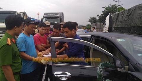 Ninh Bình: Bắt quả tang đối tượng vận chuyển 2kg ma túy đá trên ô tô riêng ảnh 1