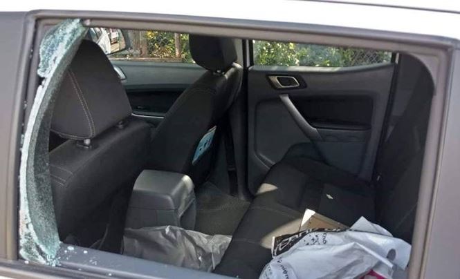 100 triệu đồng cùng 2 chỉ vàng biến mất khi ô tô bị đập vỡ kính - ảnh 1