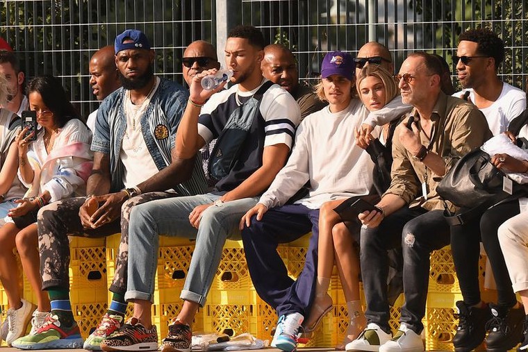 Justin Bieber hoc hac khi di xem thoi trang cung hon the hinh anh 3