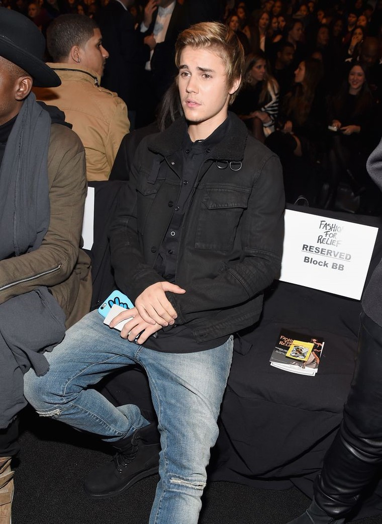 Justin Bieber hoc hac khi di xem thoi trang cung hon the hinh anh 6