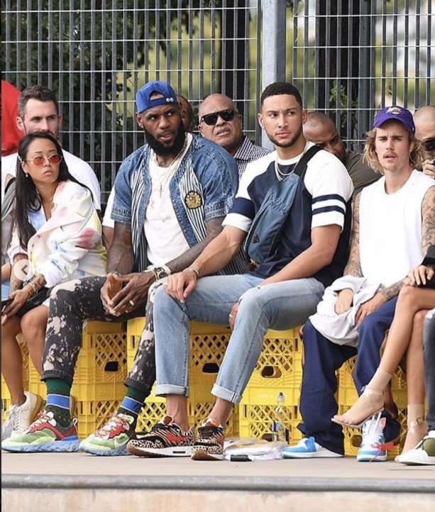 Justin Bieber hoc hac khi di xem thoi trang cung hon the hinh anh 4