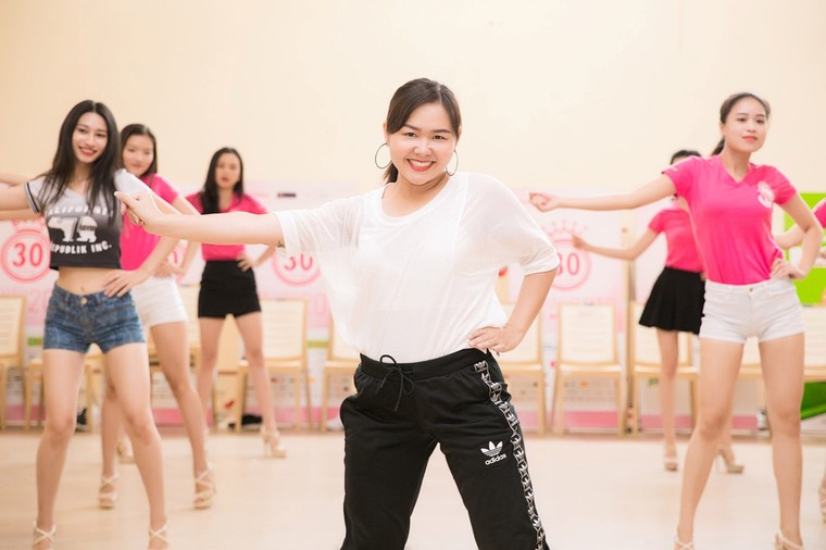 Nguoi dep Hoa hau Viet Nam khoe dang truoc dem chung ket hinh anh 7