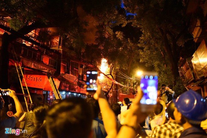 Dang chay lon o Ha Noi, nhieu can nha bi thieu hinh anh 1