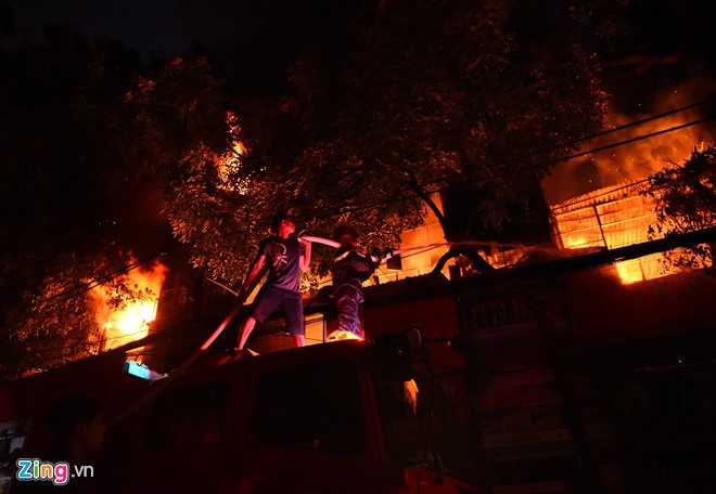 Cháy lớn ở Hà Nội, nhiều căn nhà bị thiêu ảnh 3