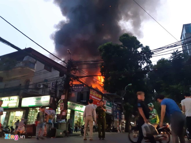 Cháy lớn ở Hà Nội, nhiều căn nhà bị thiêu ảnh 1