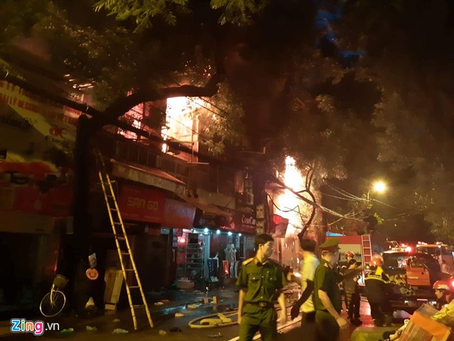 Cháy lớn ở Hà Nội, nhiều căn nhà bị thiêu ảnh 2