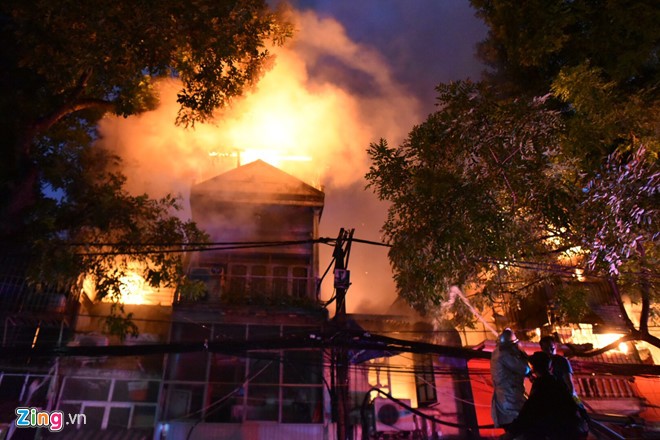 Dang chay lon o Ha Noi, nhieu can nha bi thieu hinh anh 4