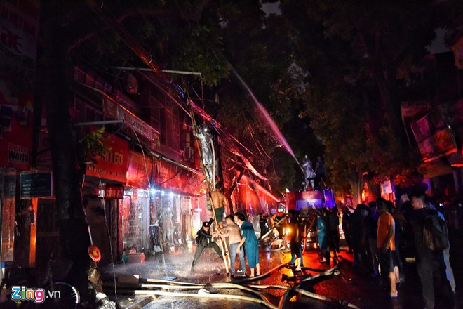 Dang chay lon o Ha Noi, nhieu can nha bi thieu hinh anh 2