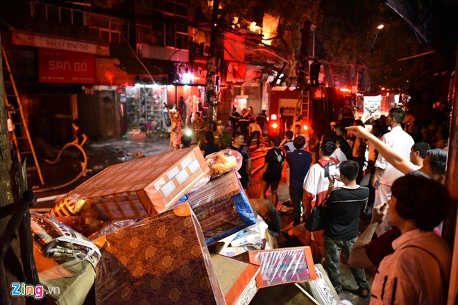 Dang chay lon o Ha Noi, nhieu can nha bi thieu hinh anh 3