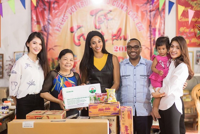 Á hậu Thuỳ Dung đưa Á hậu Hoàn vũ thế giới đi thăm Văn Miếu - ảnh 10