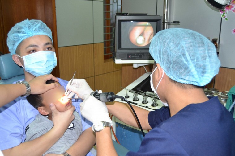 Vien bi nhua nam sau trong hoc mui cua be trai 4 tuoi hinh anh 1