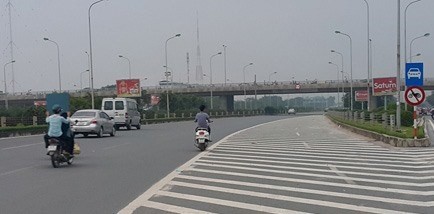 Đề nghị xử lý nghiêm xe máy, môtô đi vào đại lộ Thăng Long. Ảnh: MH