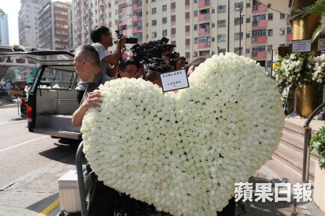 Tỷ phú Jack Ma cùng nhiều nghệ sĩ nổi tiếng tới đưa tiễn Kim Dung