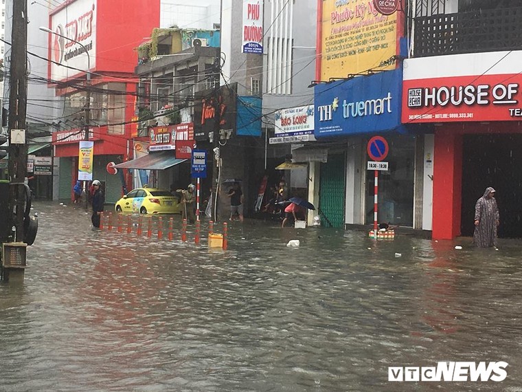 Nguoi Da Nang cheo thuyen tren pho sau tran mua ngap lich su hinh anh 2