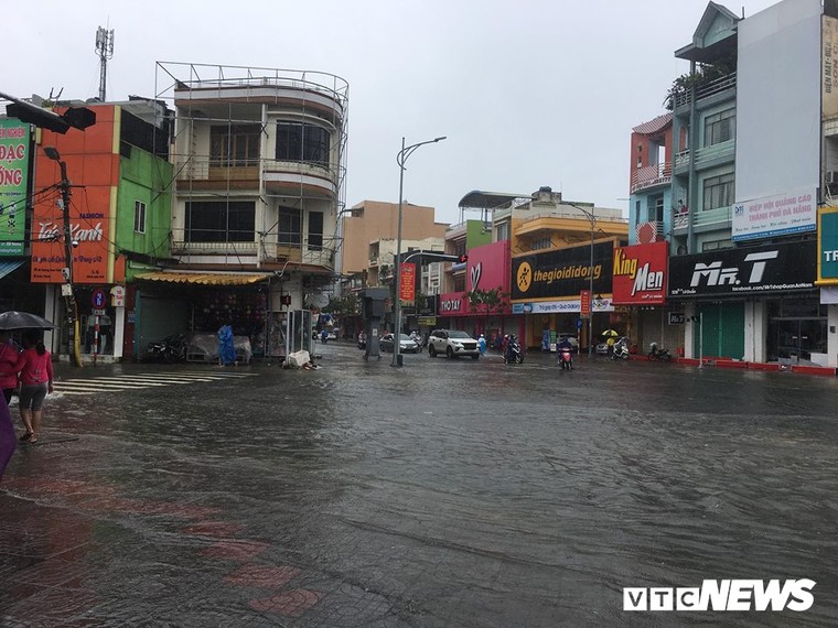 Nguoi Da Nang cheo thuyen tren pho sau tran mua ngap lich su hinh anh 1