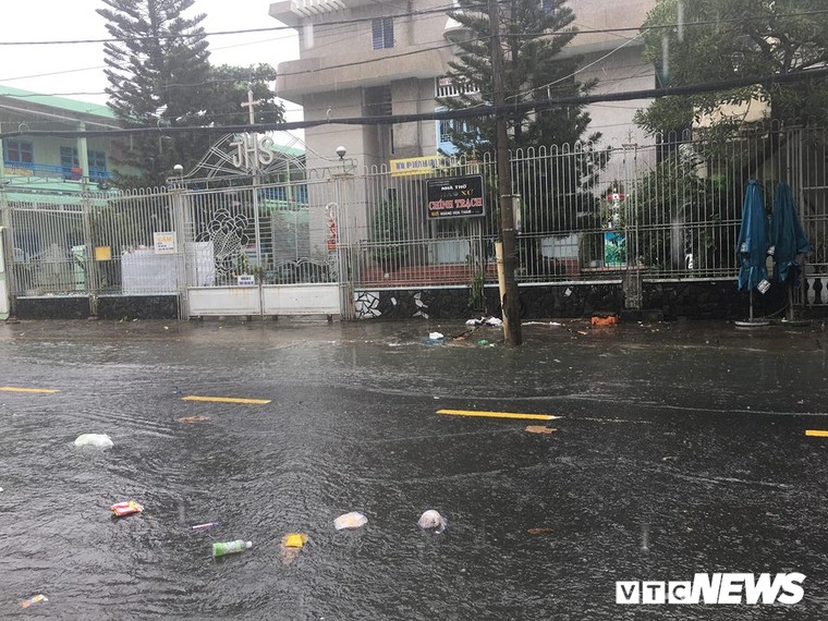 Nguoi Da Nang cheo thuyen tren pho sau tran mua ngap lich su hinh anh 3