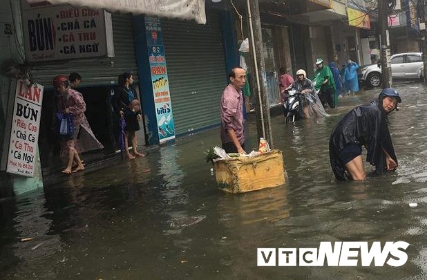 Nguoi Da Nang cheo thuyen tren pho sau tran mua ngap lich su hinh anh 7