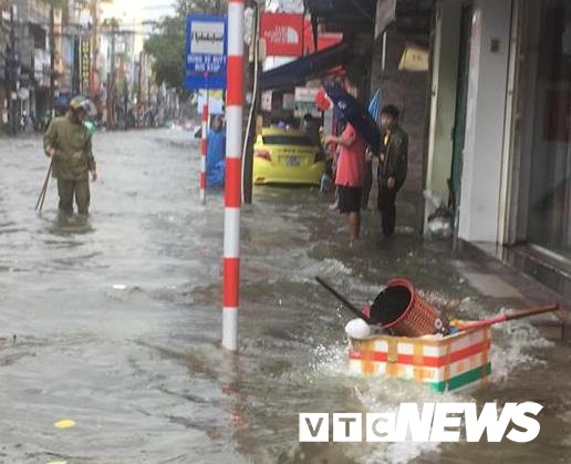 Nguoi Da Nang cheo thuyen tren pho sau tran mua ngap lich su hinh anh 8