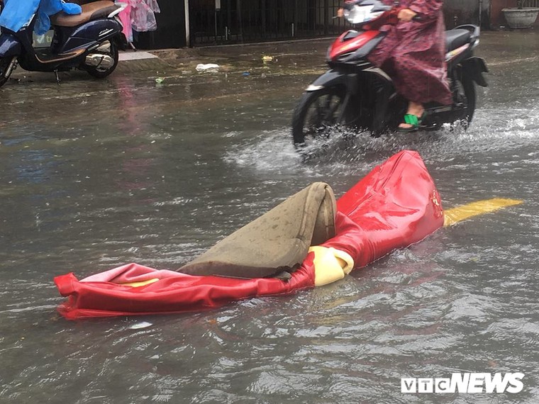 Nguoi Da Nang cheo thuyen tren pho sau tran mua ngap lich su hinh anh 5