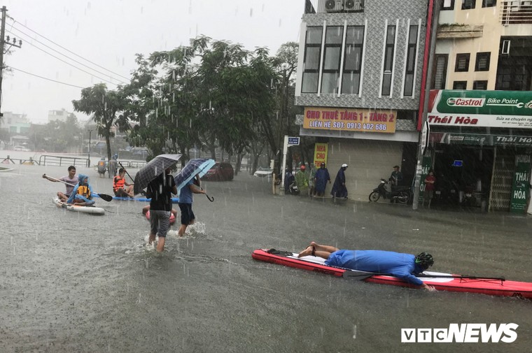Nguoi Da Nang cheo thuyen tren pho sau tran mua ngap lich su hinh anh 9