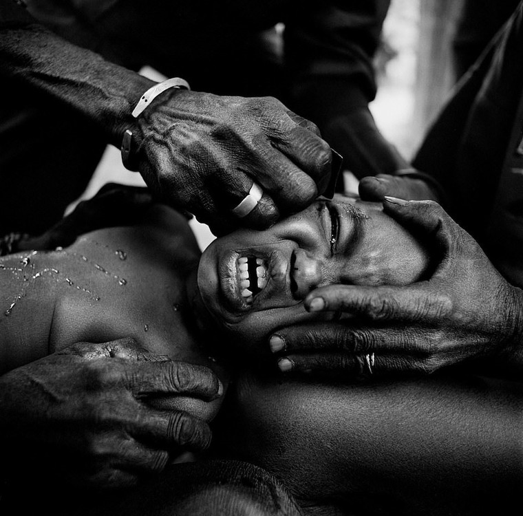 Rung minh hu tuc rach mat tre em danh dau tuoi truong thanh o Tay Phi hinh anh 8