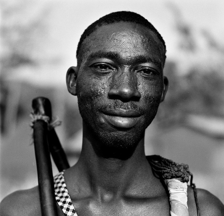 Rung minh hu tuc rach mat tre em danh dau tuoi truong thanh o Tay Phi hinh anh 11