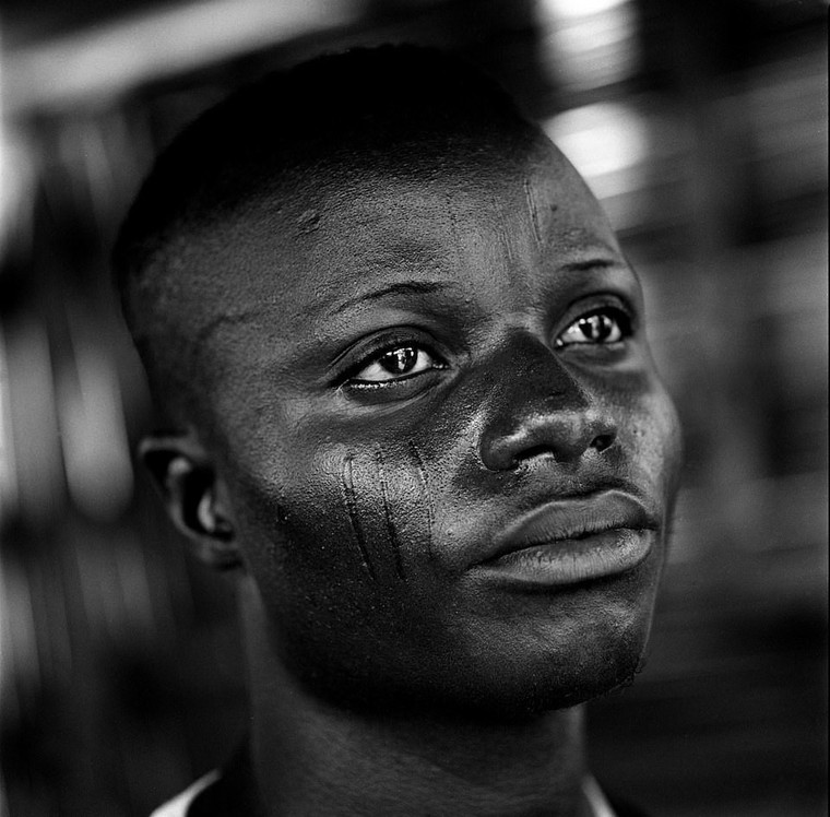 Rung minh hu tuc rach mat tre em danh dau tuoi truong thanh o Tay Phi hinh anh 10