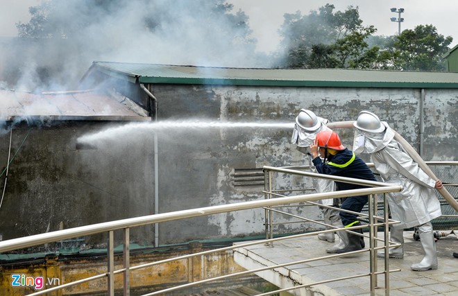 Nhieu xe hop bi thieu rui trong vu chay gara gan san My Dinh hinh anh 9