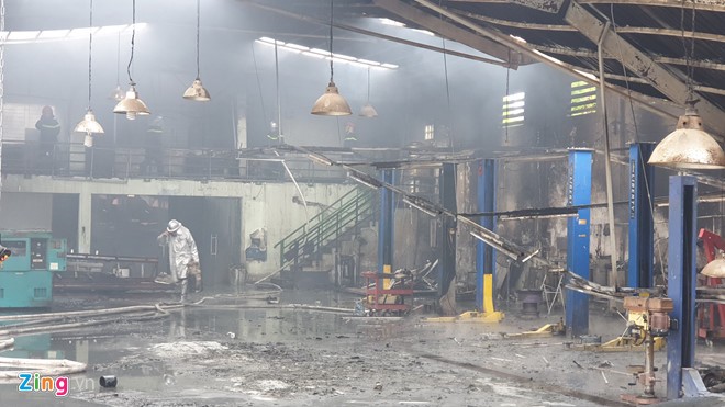 Nhieu xe hop bi thieu rui trong vu chay gara gan san My Dinh hinh anh 10