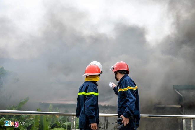 Nhieu xe hop bi thieu rui trong vu chay gara gan san My Dinh hinh anh 11