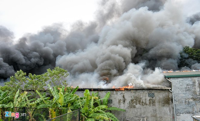 Nhiều xế hộp bị thiêu rụi trong vụ cháy gara gần sân Mỹ Đình ảnh 1