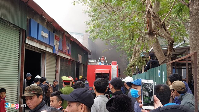 Nhieu xe hop bi thieu rui trong vu chay gara gan san My Dinh hinh anh 2