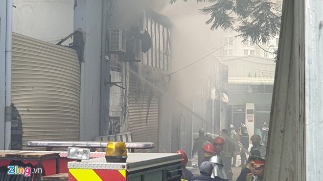 Nhieu xe hop bi thieu rui trong vu chay gara gan san My Dinh hinh anh 3