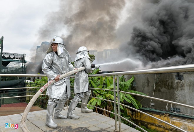 Nhieu xe hop bi thieu rui trong vu chay gara gan san My Dinh hinh anh 4