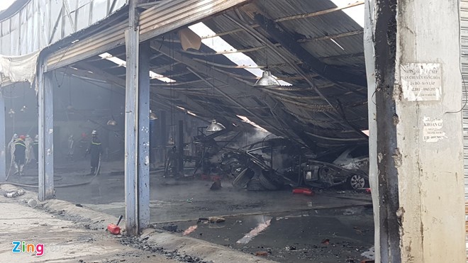 Nhieu xe hop bi thieu rui trong vu chay gara gan san My Dinh hinh anh 5