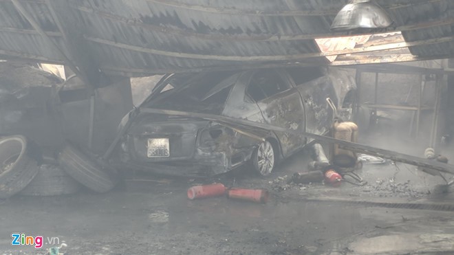 Nhieu xe hop bi thieu rui trong vu chay gara gan san My Dinh hinh anh 6