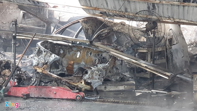 Nhieu xe hop bi thieu rui trong vu chay gara gan san My Dinh hinh anh 7