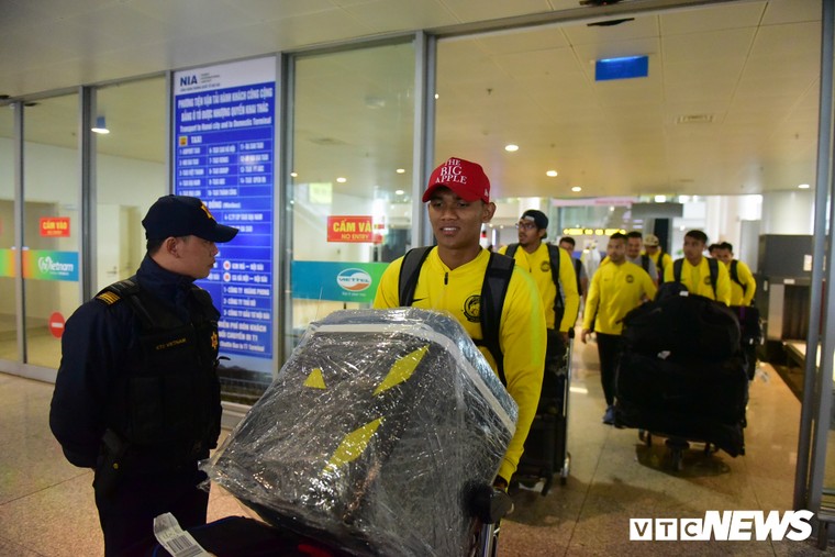 Anh: Cau thu Malaysia toi Viet Nam phong phanh ao coc hinh anh 5