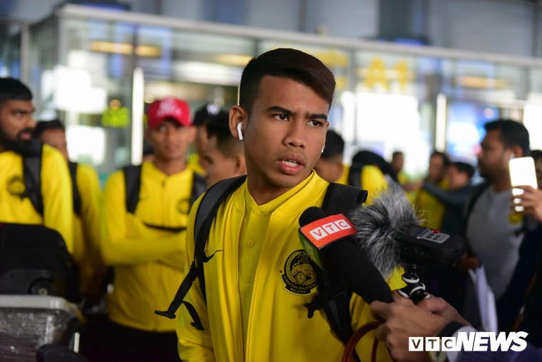 Anh: Cau thu Malaysia toi Viet Nam phong phanh ao coc hinh anh 6