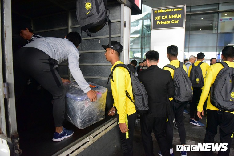 Anh: Cau thu Malaysia toi Viet Nam phong phanh ao coc hinh anh 8