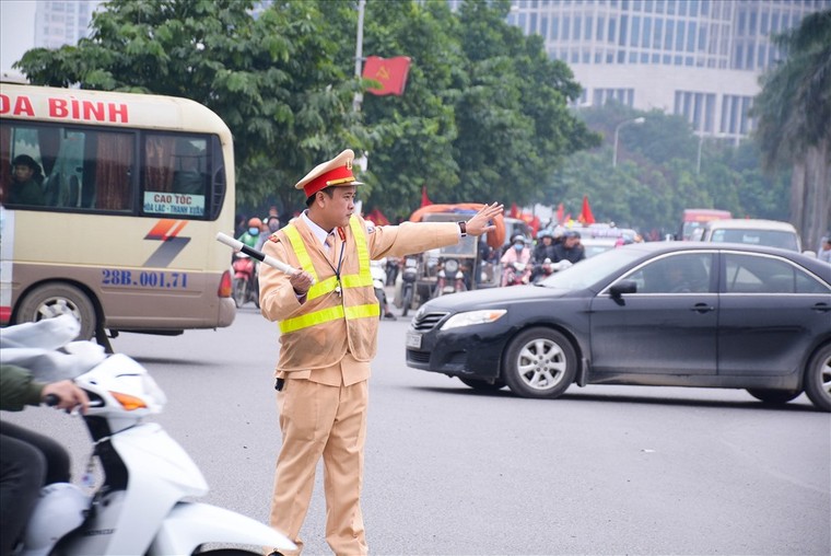 Nhờ vậy, dù lượng người đổ về liên tục nhưng không xảy ra tình trạng tắc nghẽn cục bộ.