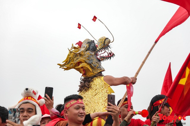 Muôn vàn trang phục độc, lạ của CĐV đến cổ vũ cho ĐT Việt Nam trong trận chung kết lượt về - Ảnh 10.