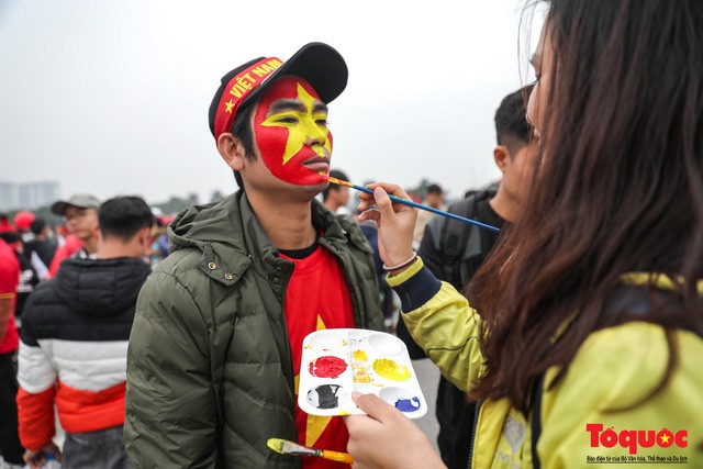 Muôn vàn trang phục độc, lạ của CĐV đến cổ vũ cho ĐT Việt Nam trong trận chung kết lượt về - Ảnh 5.