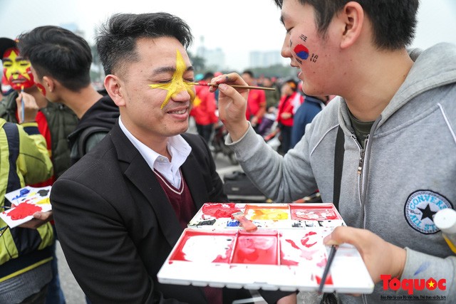 Muôn vàn trang phục độc, lạ của CĐV đến cổ vũ cho ĐT Việt Nam trong trận chung kết lượt về - Ảnh 6.